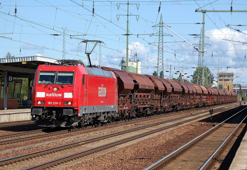 185 229-2 mit einem Ganzzug geschlossener Sch�ttgutwagen bei der Durchfahrt im Bhf. Flughafen Berlin-Sch�nefeld, 12.09.09
