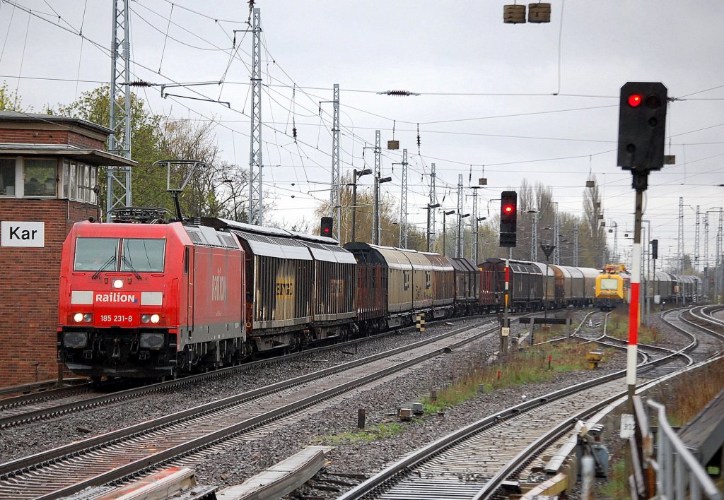 185 231-8 mit einem langen gemischten G�terzug aus Richtung Oranienburg kommend unterwegs Richtung Bernau, 13.04.11 karower Kreuz Berlin.