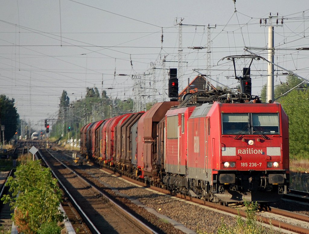 185 236-7 mit 155? am Haken + einem Zug Teleskopdach- und Schiebeplanenwagen (Coiltransport) Richtung Berliner Innenring, 09.07.10 Berlin-Blankenburg. 
