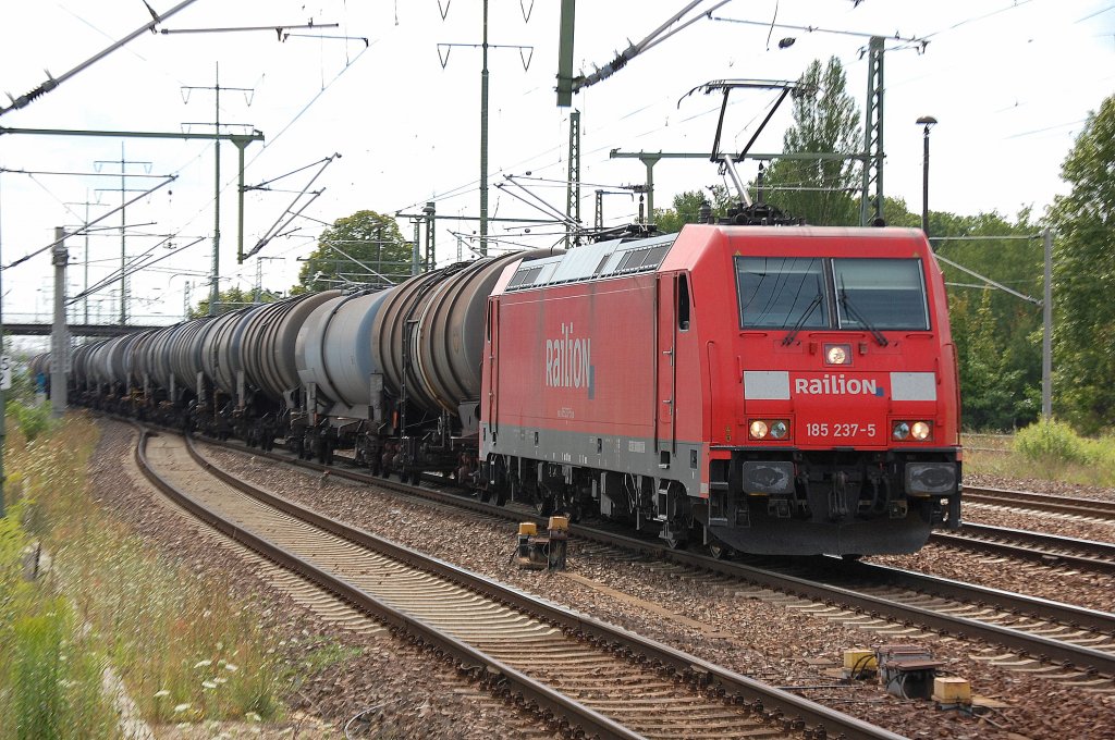 185 237-5 mit Kesselwagenzug, 26.07.11 Bhf. Flughafen Berlin-Sch�nefeld. 