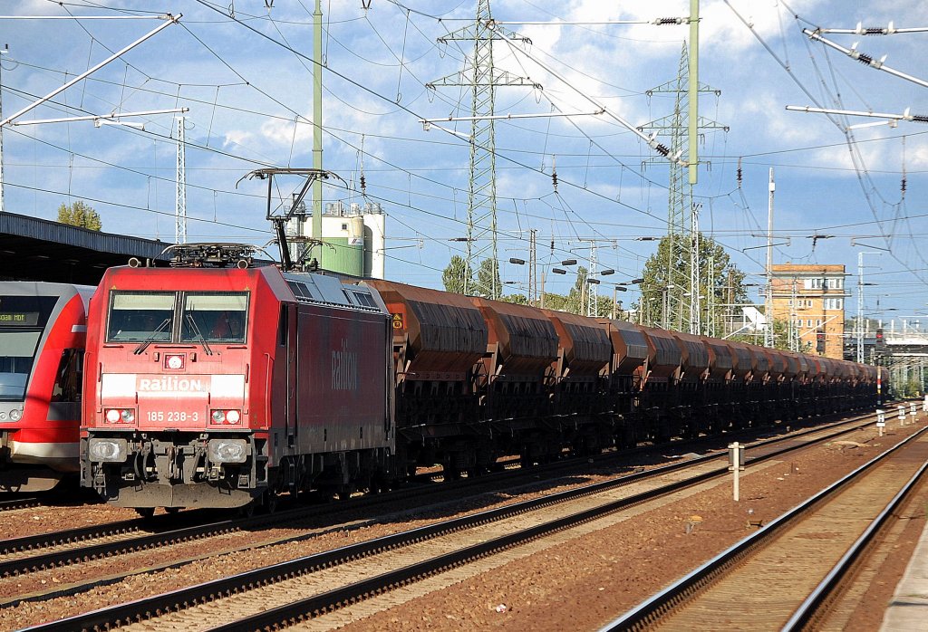 185 238-3 hatte ich einige zeit vor dieser Aufnahme bereits auf Leerfahrt ersp�ht, hier mit Ganzzug offener Sch�ttgutwagen bei der Durchfahrt im Bhf. Flughafen Berlin-Sch�nefeld, 16.09.10