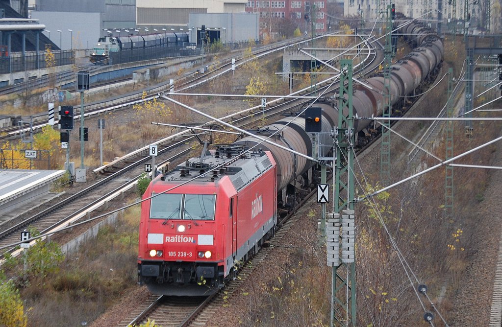 185 238-3 mit Kesselwagenzug Richtung Berlin-Spandau, 27.11.12 Berlin-Putlitzbr�cke.
