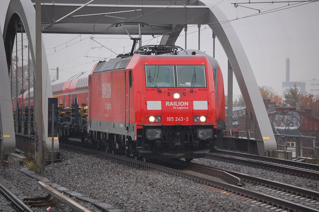 185 243-3 mit einem G�terzug Langschienen auf Spezialtransportwagen am 02.11.09 Berlin-Pankow Richtung Innenstadt.