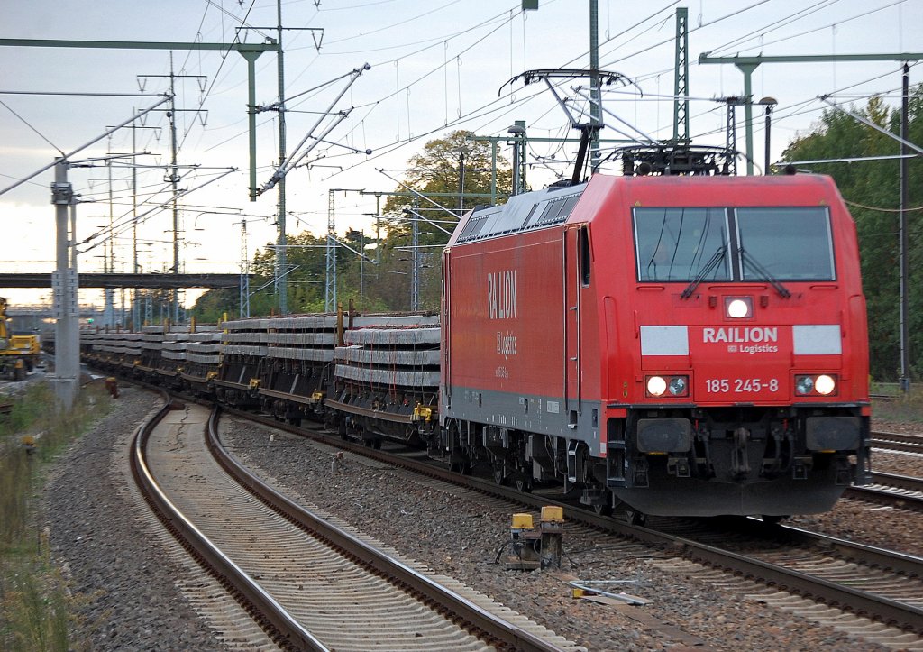 185 245-8 mit einem Ganzzug Oberbaustoffwagen mit Fertiggleisteilen bei der Durchfahrt im Bhf. flughafen Berlin-Sch�nefeld, 30.09.10 