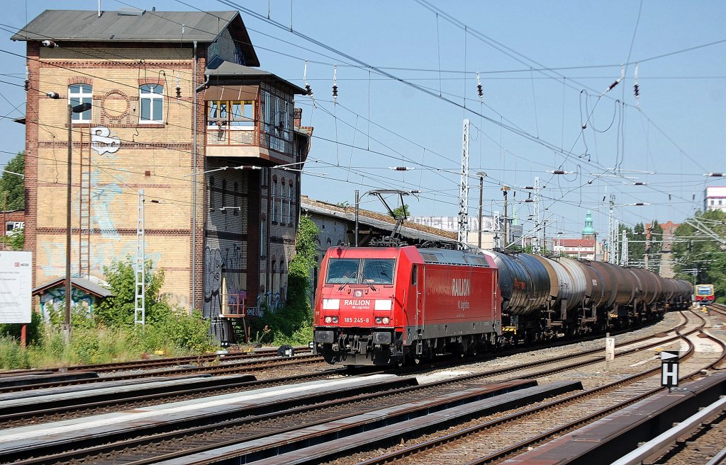 185 245-8 mit Kesselwagenzug am 18.06.12 Berlin Greifswalder Str. Richtung Berlin Lichtenberg.