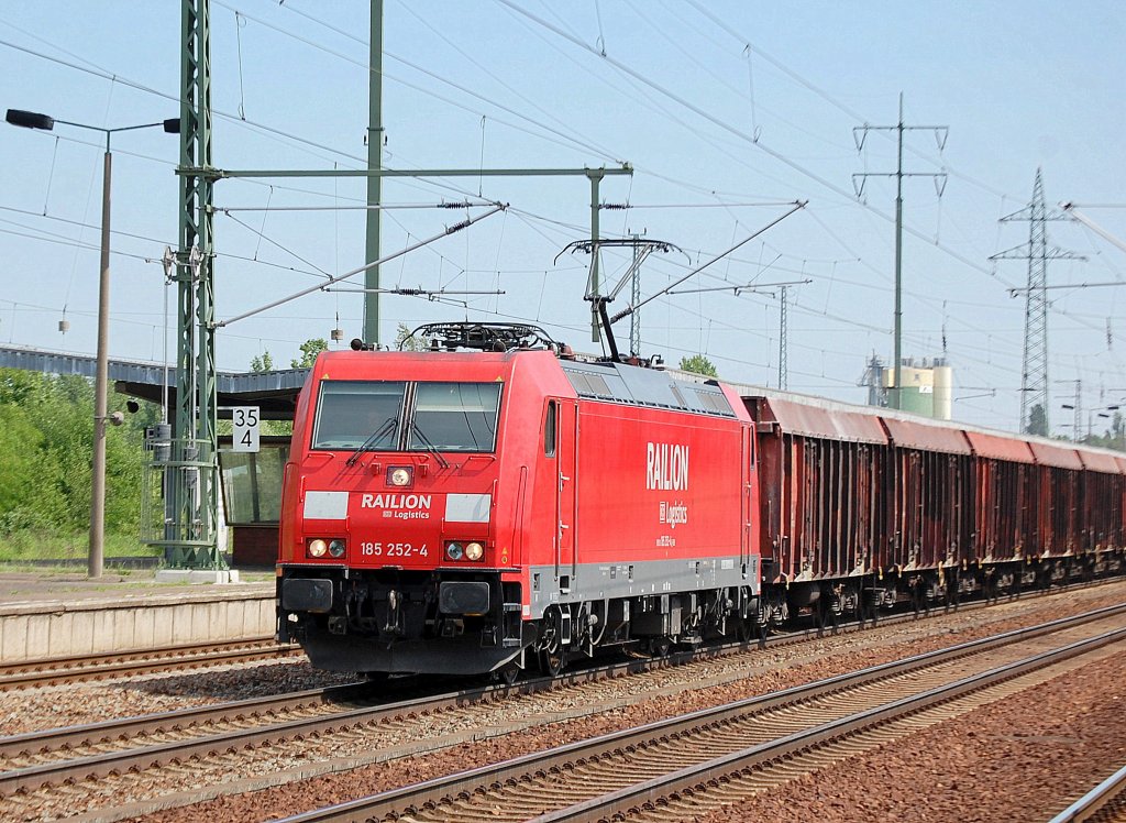 185 252-45 mit Ganzzug offener G�terwagen, 31.05.11 Bhf. Flughafen Berlin-Sch�nefeld.