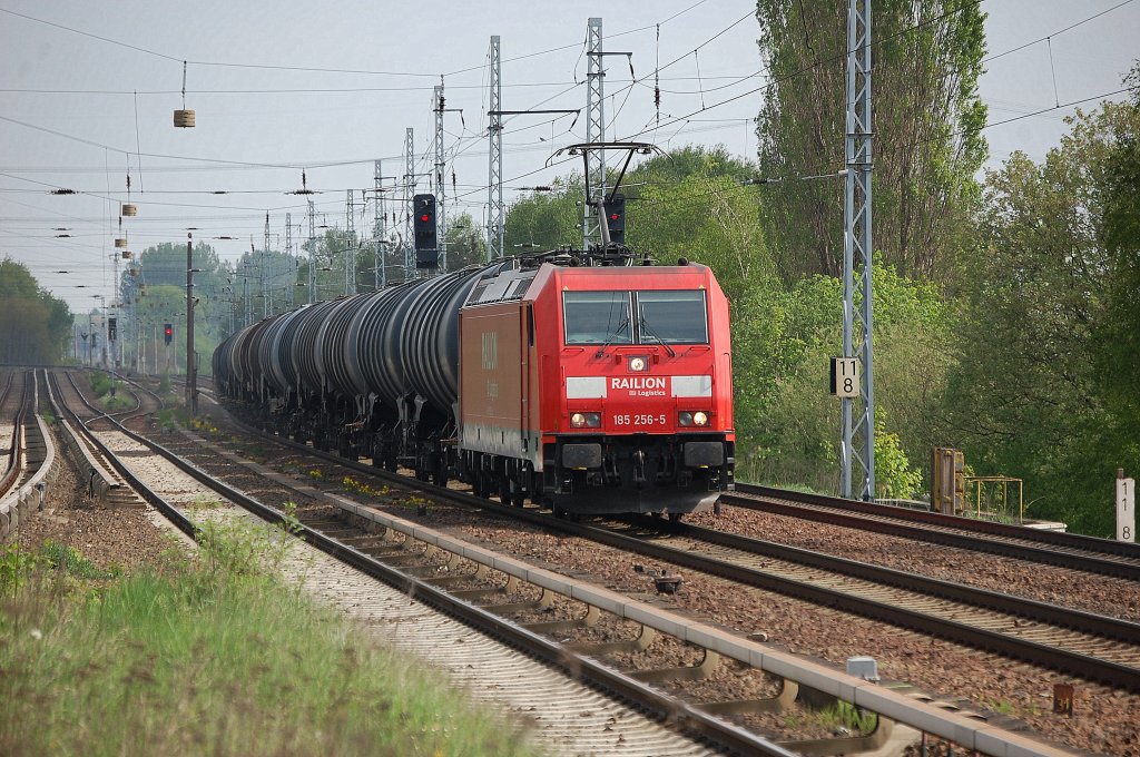 185 256-5 mit Kesselwagenzug am 04.05.12 Berlin-Karow.
