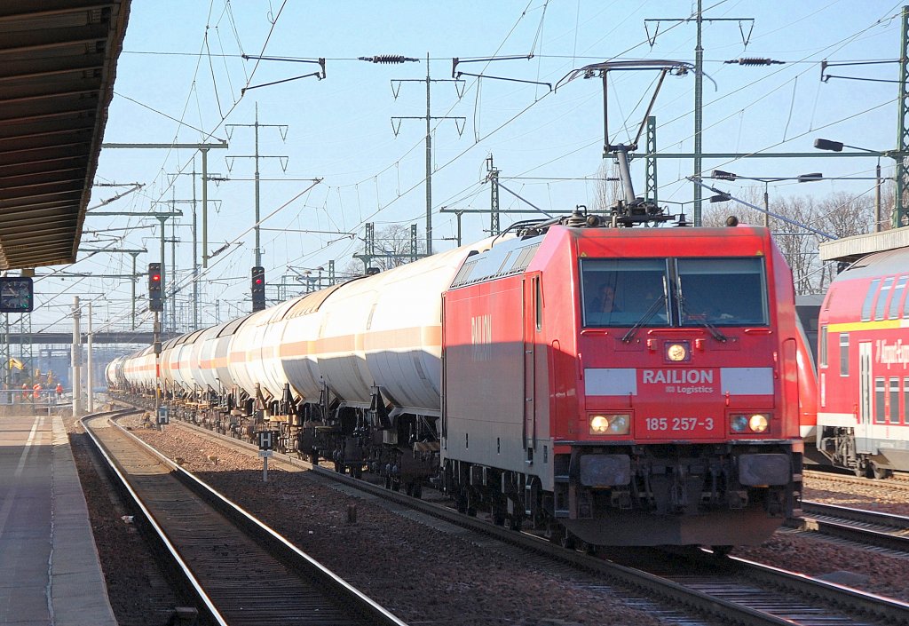 185 257-3 mit einem Kesselwagenzug (haupts�chlich Druckgasskesselwagen), 07.03.11 Bhf. Flughafen Berlin-Sch�nefeld. 