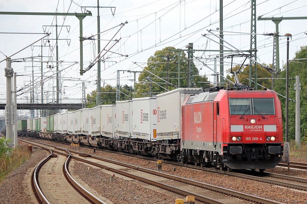 185 266-4 mit Ganzzug niederl�ndisch-�sterreichischer Taschwagen am 31.08.11 Bhf. Flughafen Berlin-Sch�nefeld.
