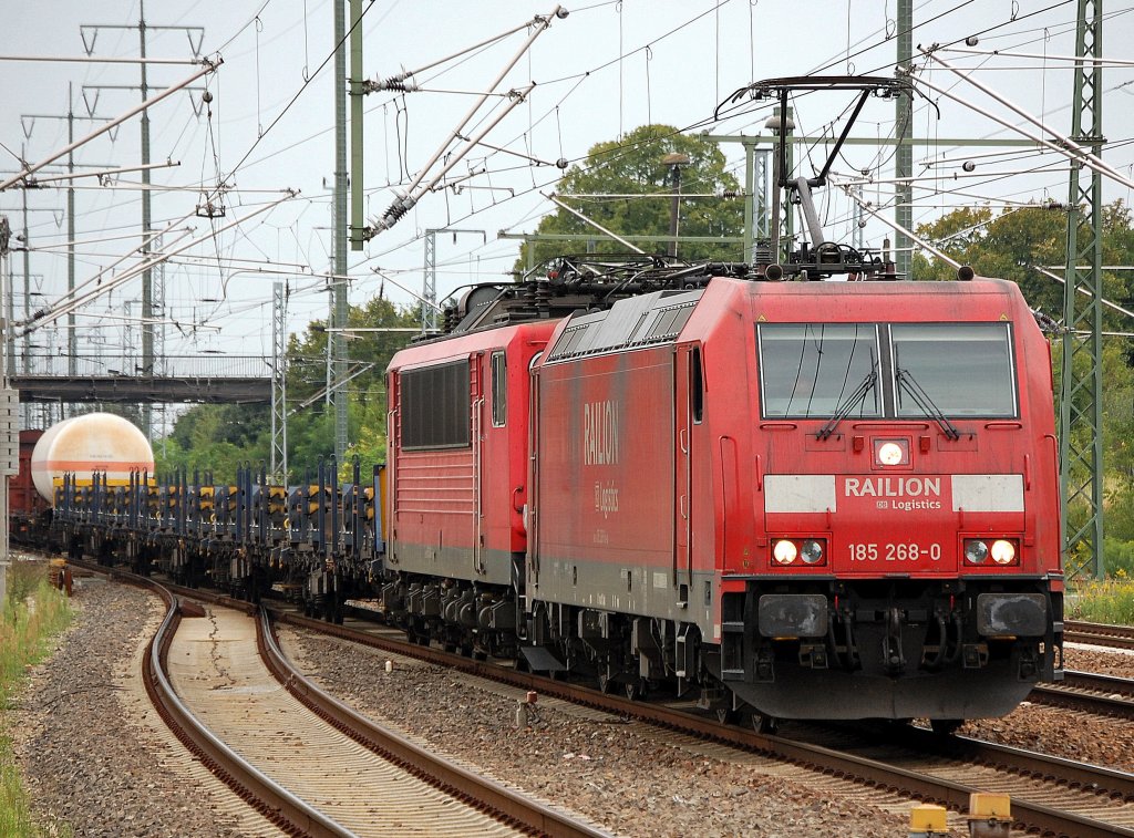 185 268-0 hat 155 046-6 und einen gemischten G�terzug am Haken, 12.08.10 Durchfahrt im Bhf. Flughafen Berlin-Sch�nefeld.