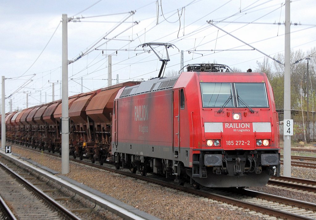 185 272-2 mit einem Ganzzug gedeckter Sch�ttgutwagen Richtung Innenstadt, 08.04.11 Berlin-Blankenburg.