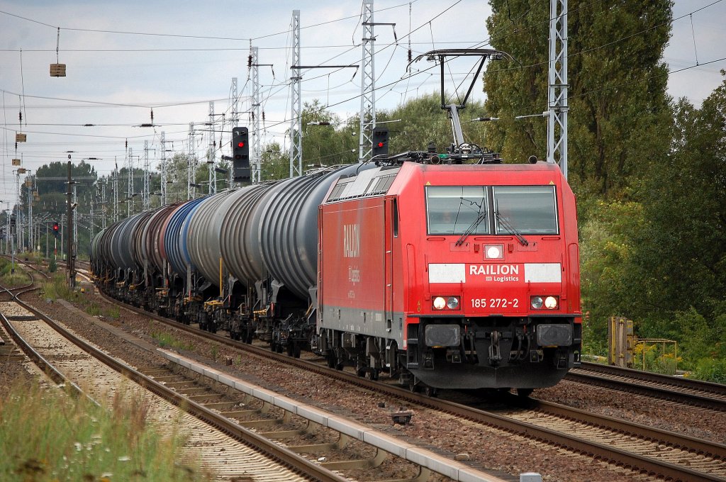 185 272-2 mit Kesselwagenzug, 16.08.11 Berlin-Karow.