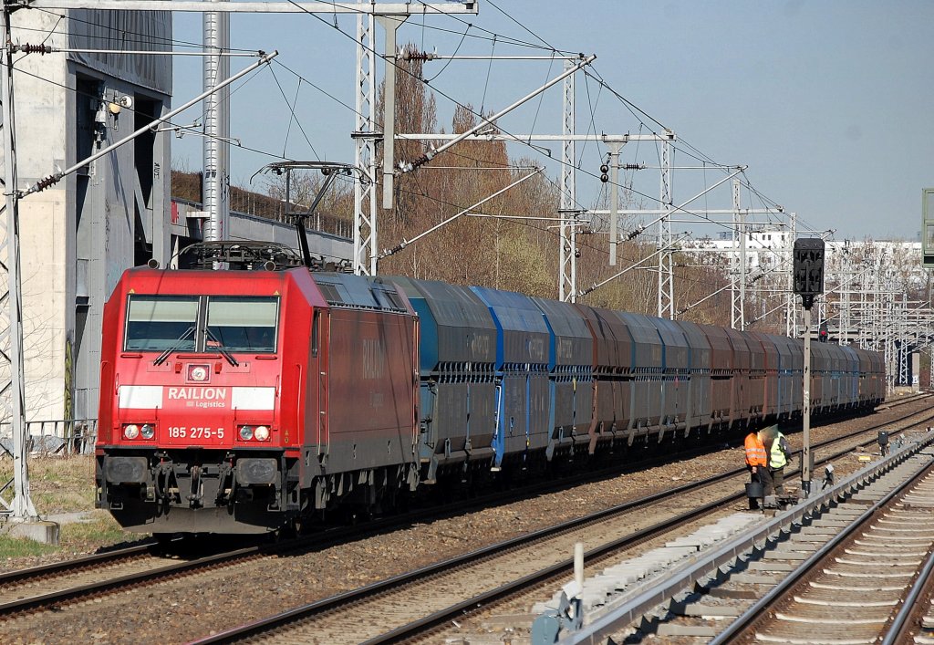 185 275-5 mit Ganzzug polnischer Selbstentladewagen Richtung Berlin Lichtenberg, 26.03.12 Berlin Landsberger Allee.
