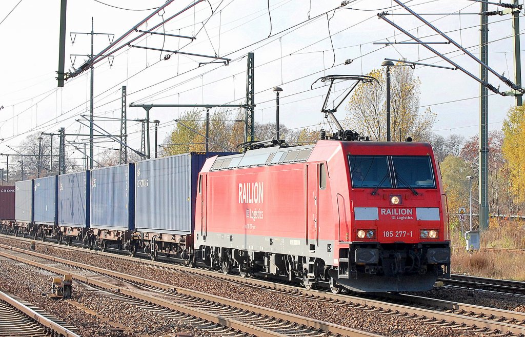 185 277-1 mit Containerzug f�hrt zum Pausieren mit Personalwechsel im Bhf. Flughafen Berlin-Sch�nefeld ein, 31.10.12