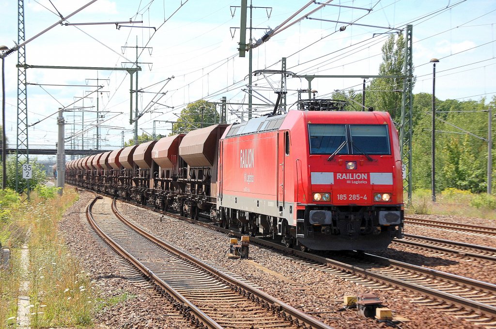 185 285-4 mit einem Ganzzug Sch�ttgutwagen, 19.07.11 Bhf. Flughafen Berlin-Sch�nefeld.