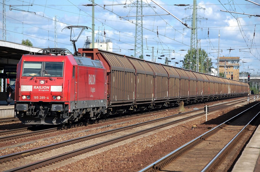 185 285-4 mit einem Ganzzug DB Schiebewandwagen Typ Hbbills 311 bei der Durchfahrt im Bhf. Flughafen Berlin-Sch�nefeld, 12.09.09