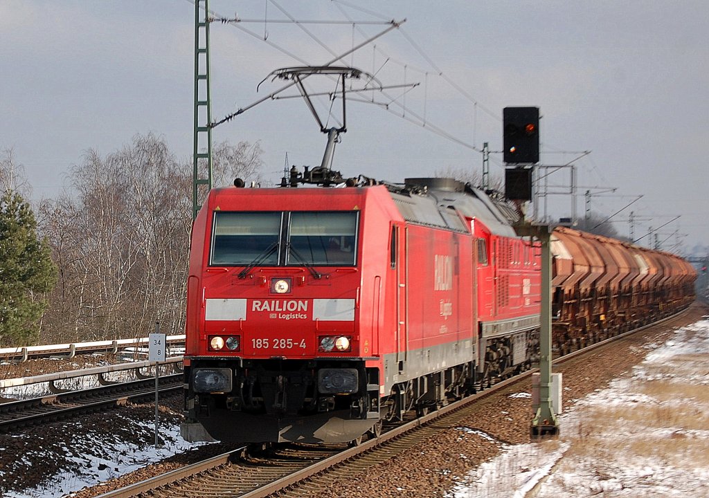 185 285-4 mit Ludmila und Ganzzug gedeckter Sch�ttgutwagen Richtung Berlin-Spandau, 11.02.13 Bhf. Berlin-Jungfernheide.