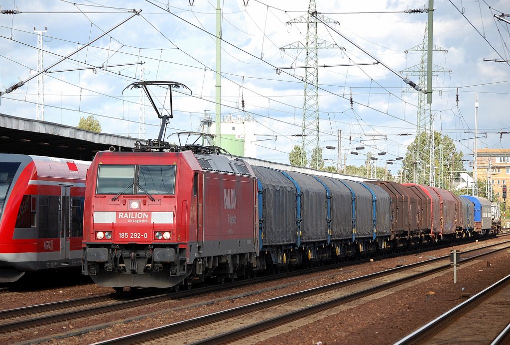 185 292-0 mit einem gemischten G�terzug bei der Durchfahrt im Bhf. Flughafen Berlin-Sch�nefeld, 16.09.10