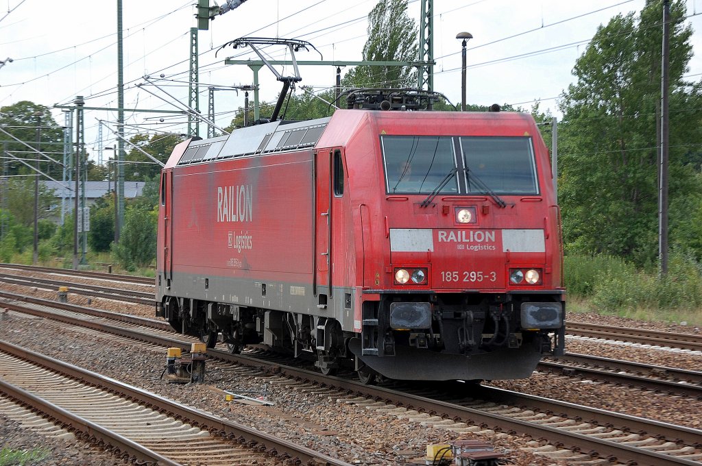 185 295-3 auf Leerfahrt am 18.08.10 durch Bhf. Flughafen Berlin-Sch�nefeld.