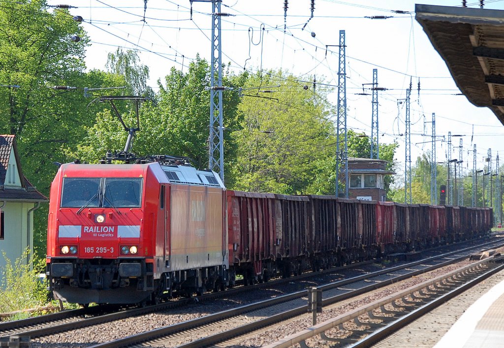 185 295-3 mit einem Ganzzug offener G�terwagen Richtung Bernau, 03.05.11 Berlin-Karow.