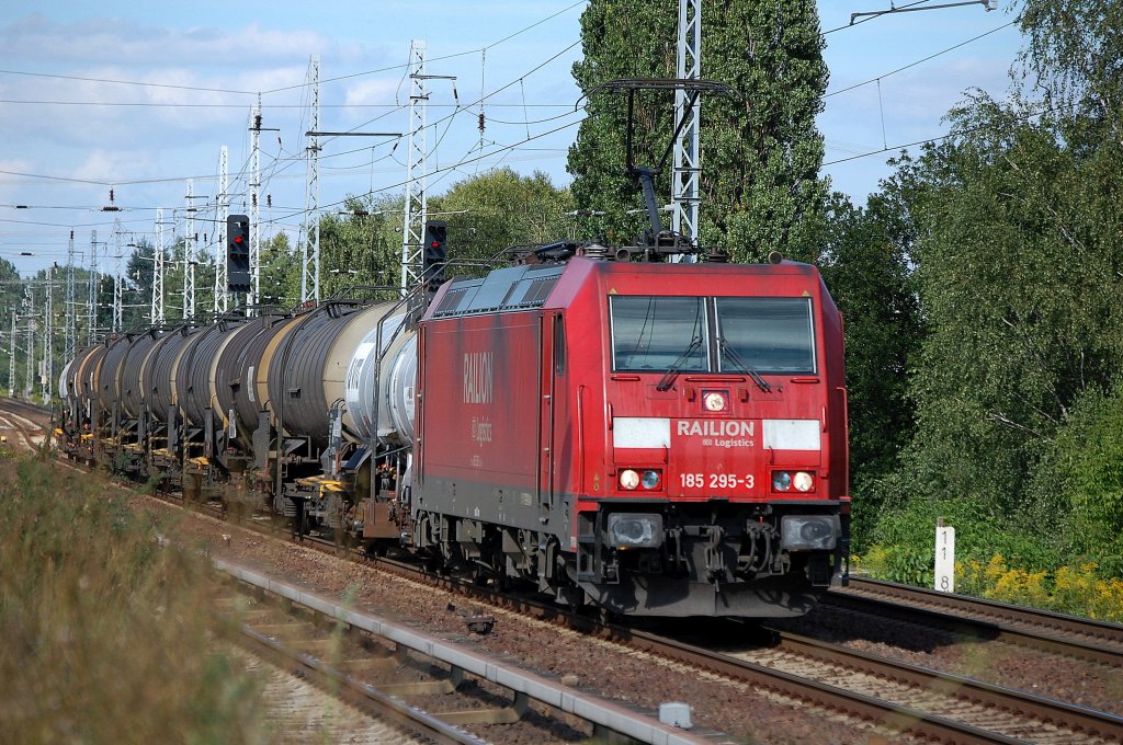 185 295-3 mit Kesselwagenzug am 14.08.12 Berlin-Karow.