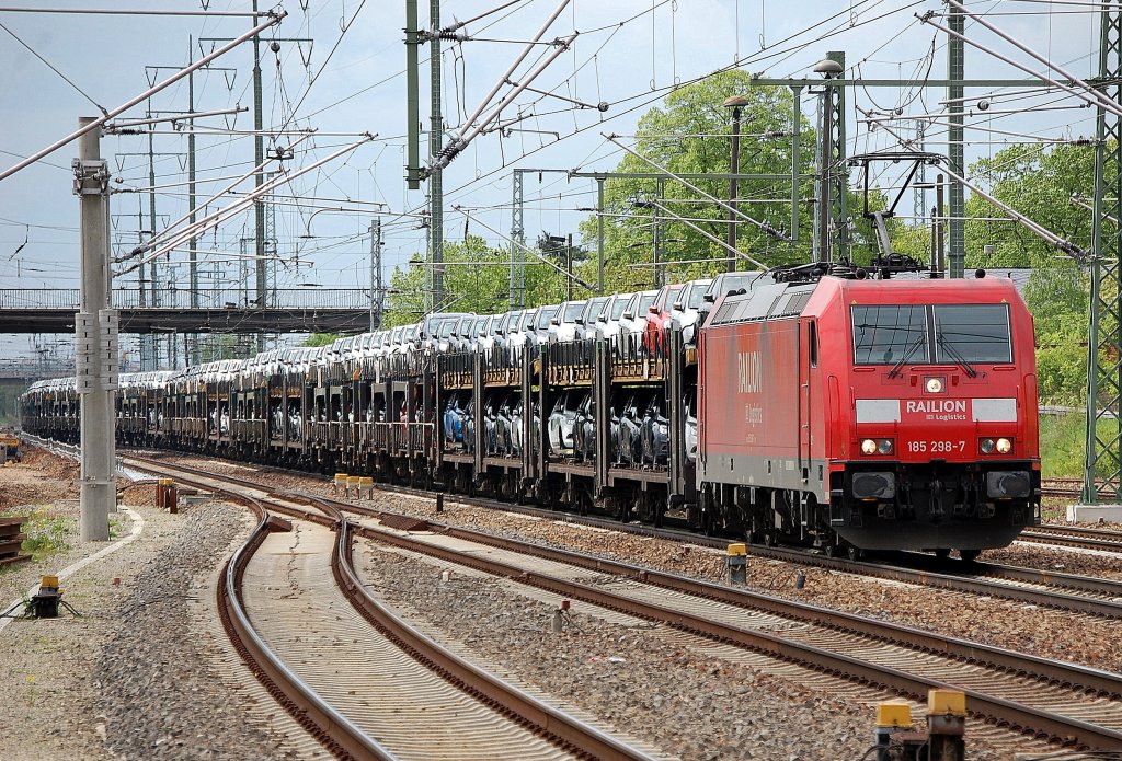 185 298-7 mit einem Ganzzug Autotransportwagen mit fabrikneuen Toyota bei der Durchfahrt im Bhf. Flughafen Berlin-Sch�nefeld, 08.05.10