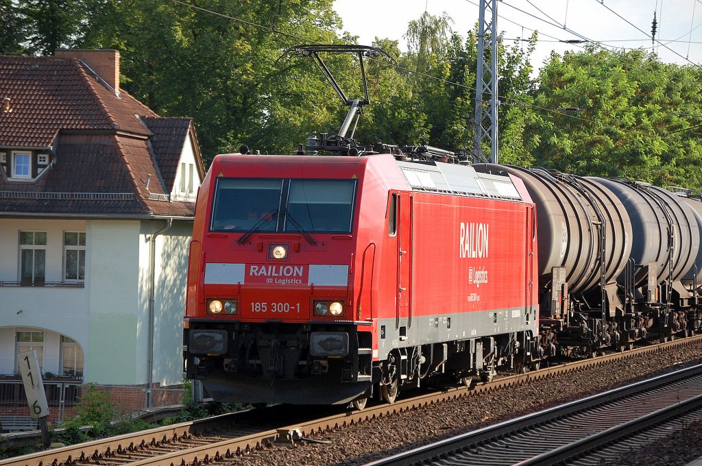 185 300-1 mit Kesselwagenzug Richt Schwedt �ber Bernau am 05.08.09 Berlin-Karow.