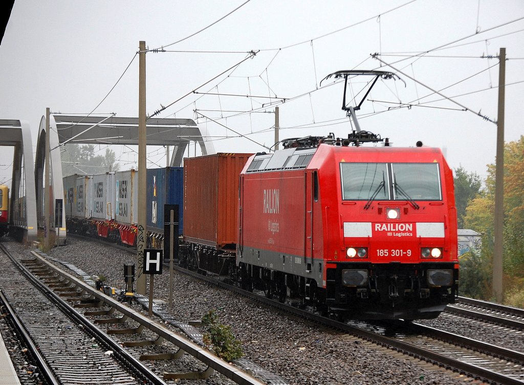 185 301-9 mit einem Containerzug am 29.09.09 Berlin-Pankow Richtung Innenstadt.