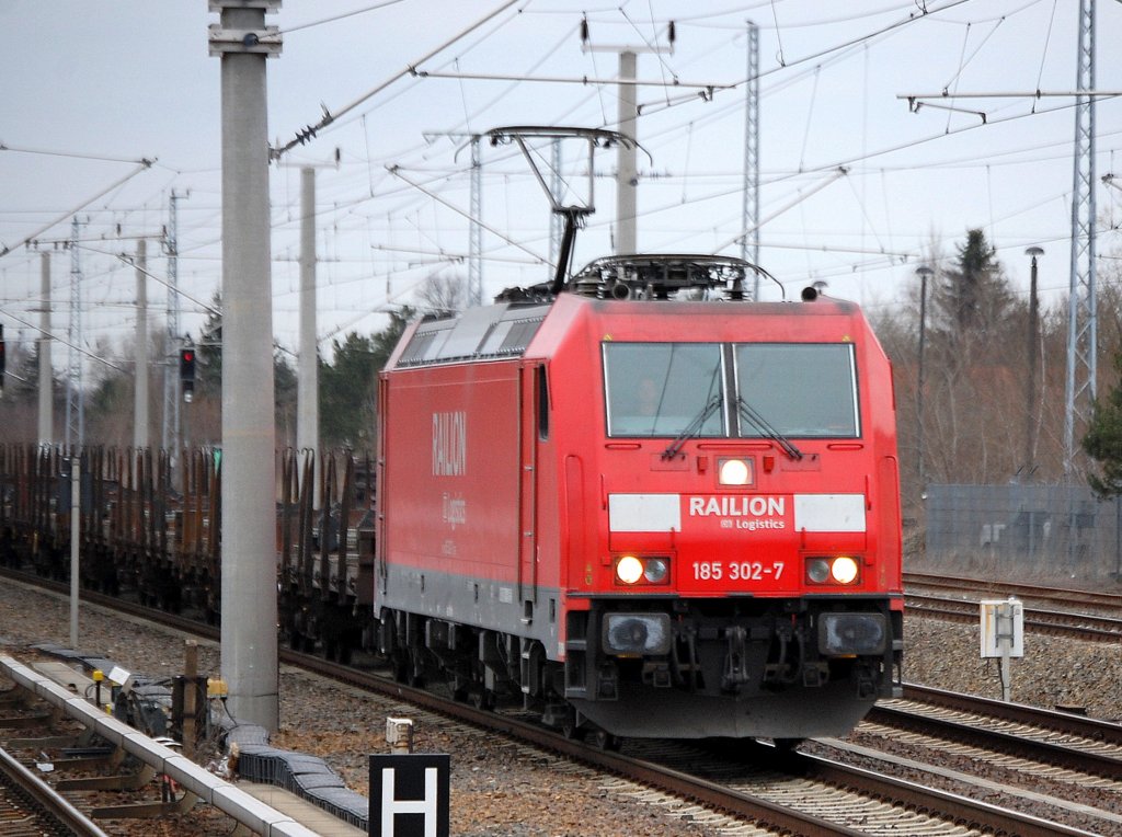 185 302-7 mit einem Leerzug Rungenwagen Richtung Innenstadt, 25.03.11 Berlin-Blankenburg am fr�hen Morgen ca.7:35