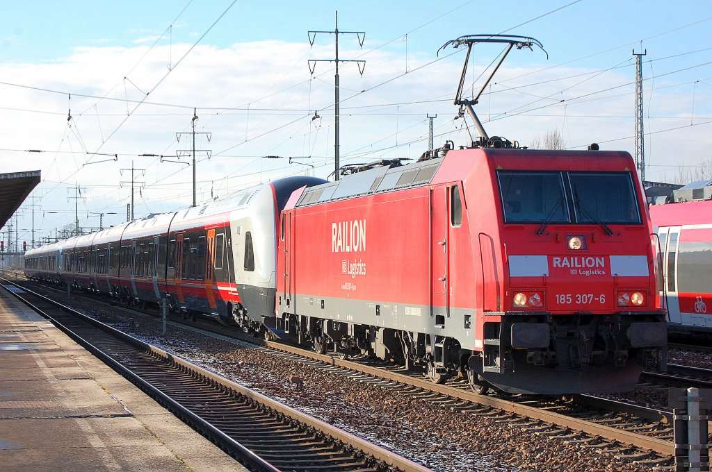 185 307-6 mit einem �berf�hrungszug mit zwei fabrikneuen 5-teiligen STADLER FLIRT-Triebz�gen f�r die norwegische NSB Richtung Osttsee zu den F�hren pausiert am 05.12.12 im Bhf. Flughafen Berlin-Sch�nefeld. Es sind die fabrikneuen Triebz�ge Nr. 75509 + 75504.