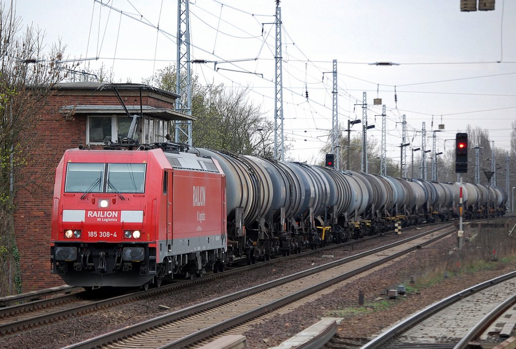 185 308-4 mit einem Kesselwagenzug Richtung Bernau, 07.04.11 Berlin.Karow.