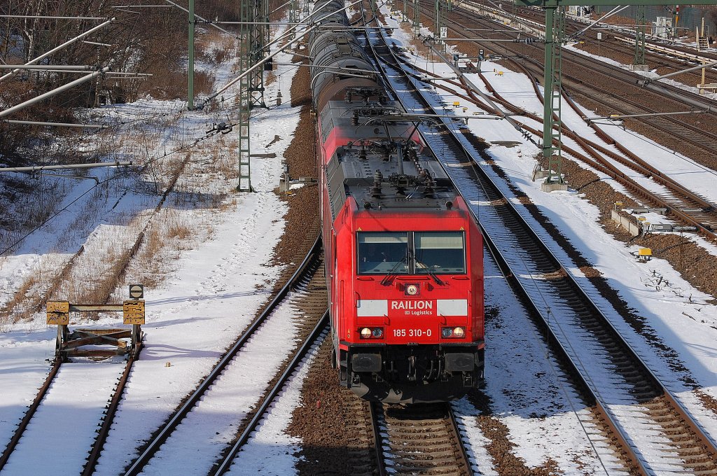 185 310-0 mit weiterer DB Lok am Haken und KesselwagenzugRichtung Nordosten, 26.03.13 Berlin-Beusselbr�cke.