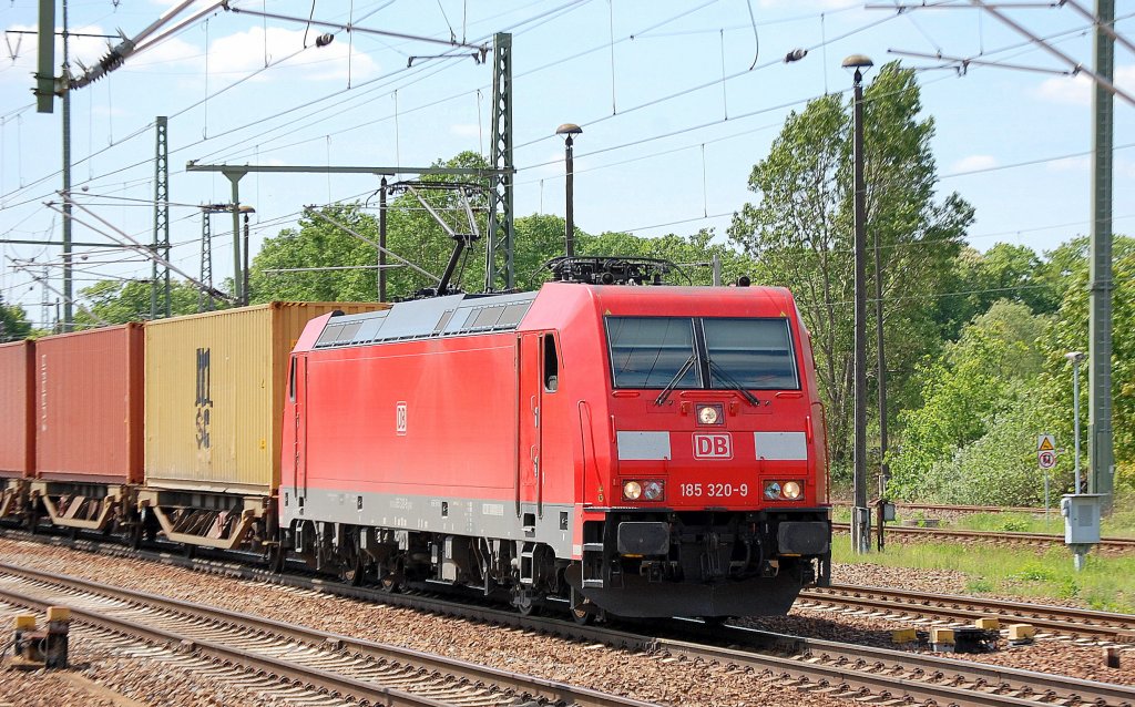 185 320-9 mit Containerzug f�hrt zum Personalwechsel im Bhf. Flughafen Berlin-SCh�nefeld ein, 14.05.12