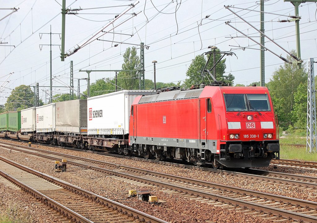 185 338-1 mit einem Ganzzug Taschenwagen f�hrt im Bhf. Flughafen Berlin-Sch�nefeld zum Pausieren ein, 18.05.11