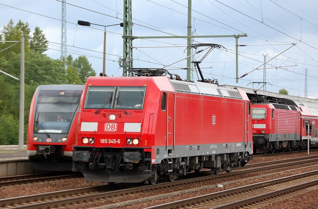185 345-6 auf Leerfahrt durch den Bhf. Flughafen Berlin-Sch�nefld, 18.08.10 
