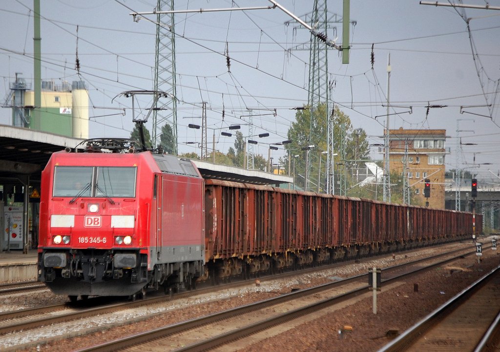 185 345-6 mit Ganzzug offener G�terwagen bei der Durchfahrt im Bhf. Berlin-Sch�nefeld Flughafen, 06.10.10