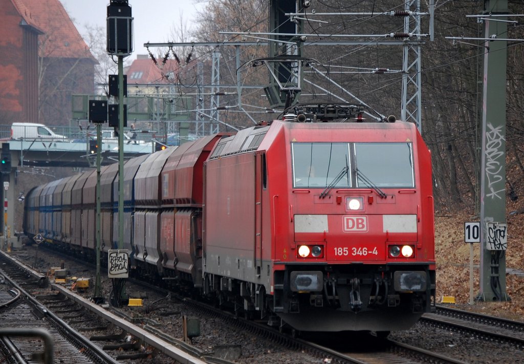 185 346-4 mit einem Ganzzug polnischer Sch�ttgutwagen Richtung Bornholmer Str., 16.03.11 Berlin Sch�nhauser Allee.