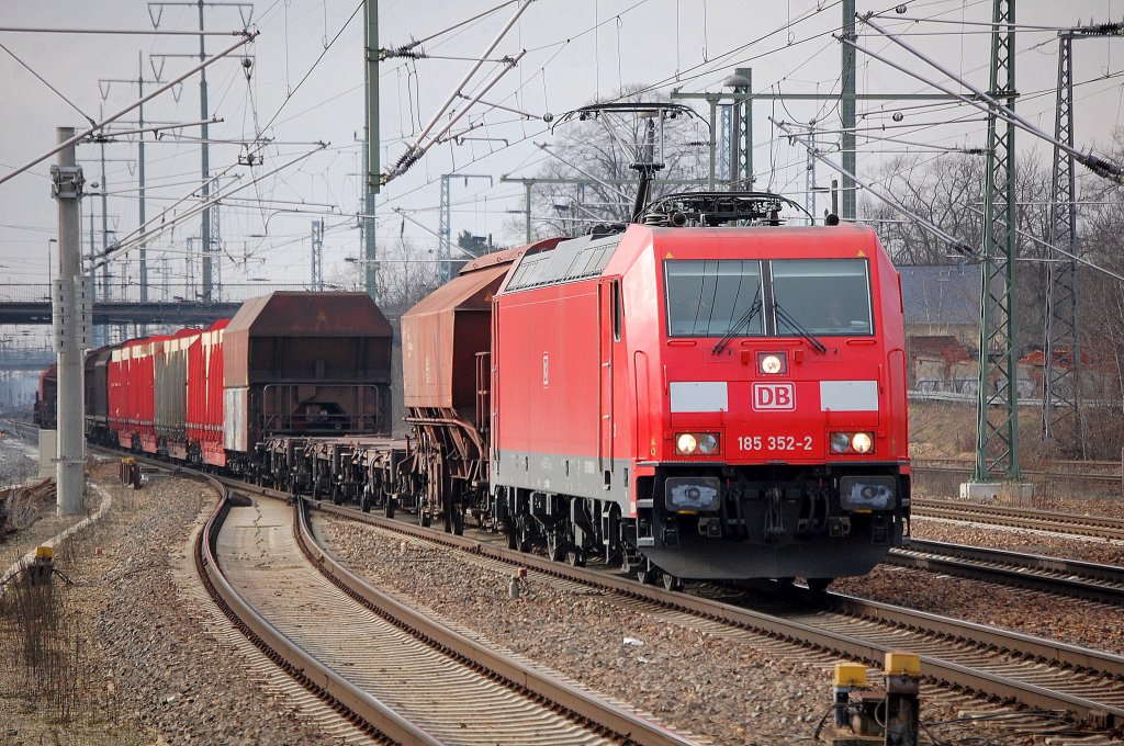 185 352-2 mit einem gemischten G�terzug bei der Durchfahrt im Bhf. Flughafen Berlin-Sch�nefeld, 09.02.11