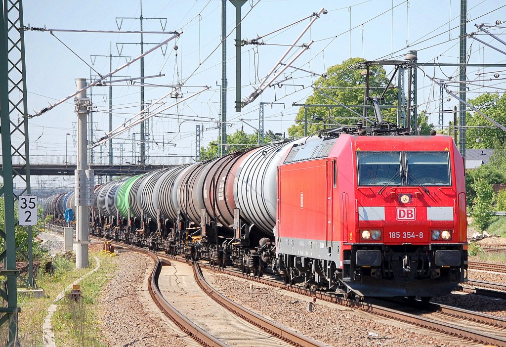 185 354-8 mit einem Ganzzug Kesselwagen f�hrt zum Kurzhalt im bhf. Flughafen Berlin-Sch�nefeld ein, 09.05.11 