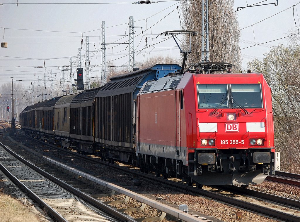 185 355-5 mit einem Ganzzug Schiebewandwagen, 30.03.11 Berlin-Karow.