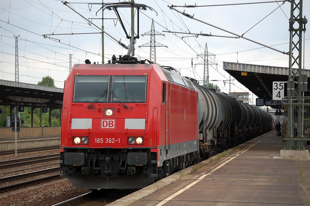 185 362-1 nach Personalwechsel im Bhf. Flughafen Berlin-Sch�nefeld, am Haken ein Ganzzug Kesselwagen(Methanolbef�llung), 07.06.12