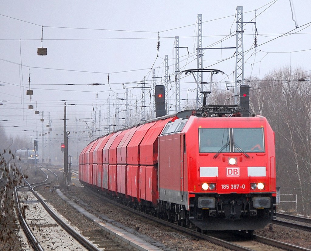 185 367-0 mit einem Ganzzug geschlossener Sch�ttgutwagen Richtung karower kreuz Berlin, 29.12.09 Berlin-Karow. 