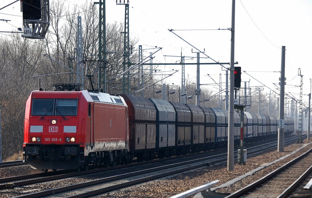 185 368-8 mit Ganzzug polnischer Selbstentladewagen der PKP cargo am 07.03.12 Berlin-Blankenburg.