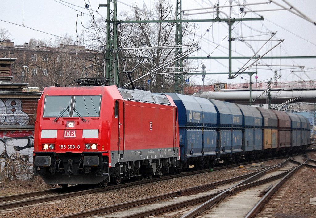 185 368-8 mit Ganzzug polnischer Selbstentladewagen, 21.03.12 Durchfahrt Bhf. Berlin-Gesundbrunnen.