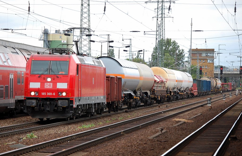 185 369-6 mit einem langen gemischten G�terzug, 15.07.11 Bhf. Flughafen Berlin-Sch�nefeld.