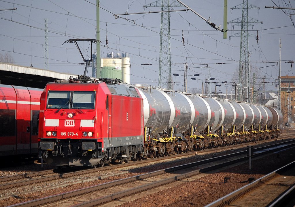 185 370-4 mit einem Ganzzug franz�sischer Kesselwagen (ermewa) mit lt Gefahrstofftafeln (83/2789) Essigs�ure, 80 %&acute;tige L�sung bef�llt, 23.02.11 Bhf. Flughafen Berlin-Sch�nefeld.