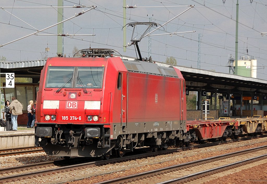 185 374-6 mit einem Containerzug (fast unbeladen) bei der Durchfahrt im Bhf. Flughafen Berlin-Sch�nefeld 16.04.11