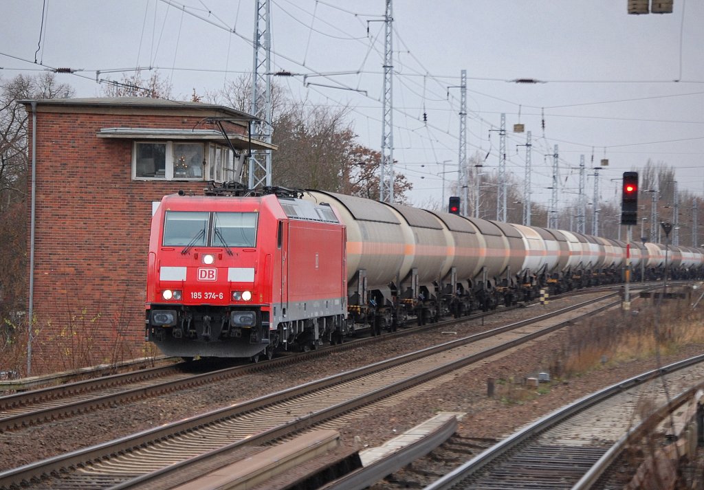 185 374-6 mit einem Ganzzug Gasdruckkesselswagen Richtung bernau, 07.12.11 Berlin-Karow.