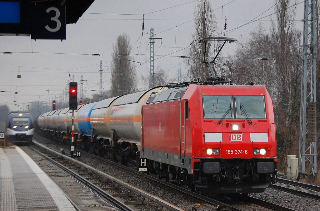 185 374-6 mit gemischtem Kesselwagenzug bei Dauerregen und ganzt�giger Dunkelheit am 19.01.12 Berlin-Karow.