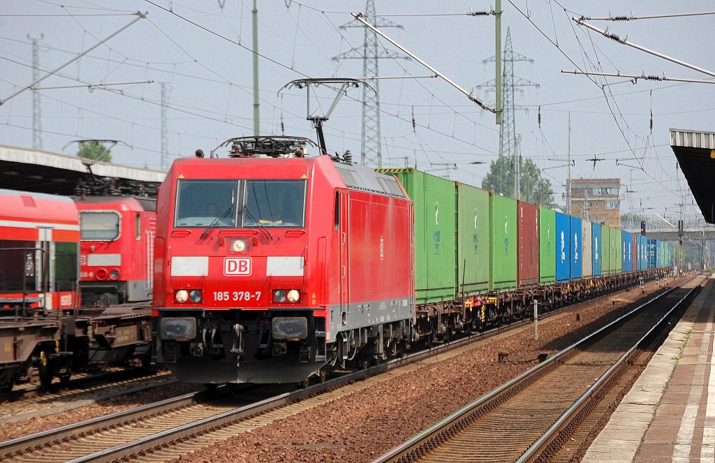 185 378-7 mit einem Containerzug bei der Durchafhrt im Bhf. Flughafen Berlin-Sch�nefeld, 18.05.11